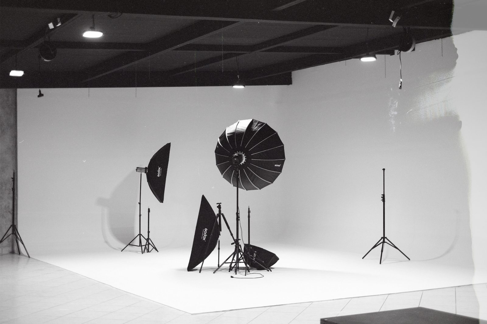 Estudio de foto y video con ciclorama blanco e iluminación profesional
