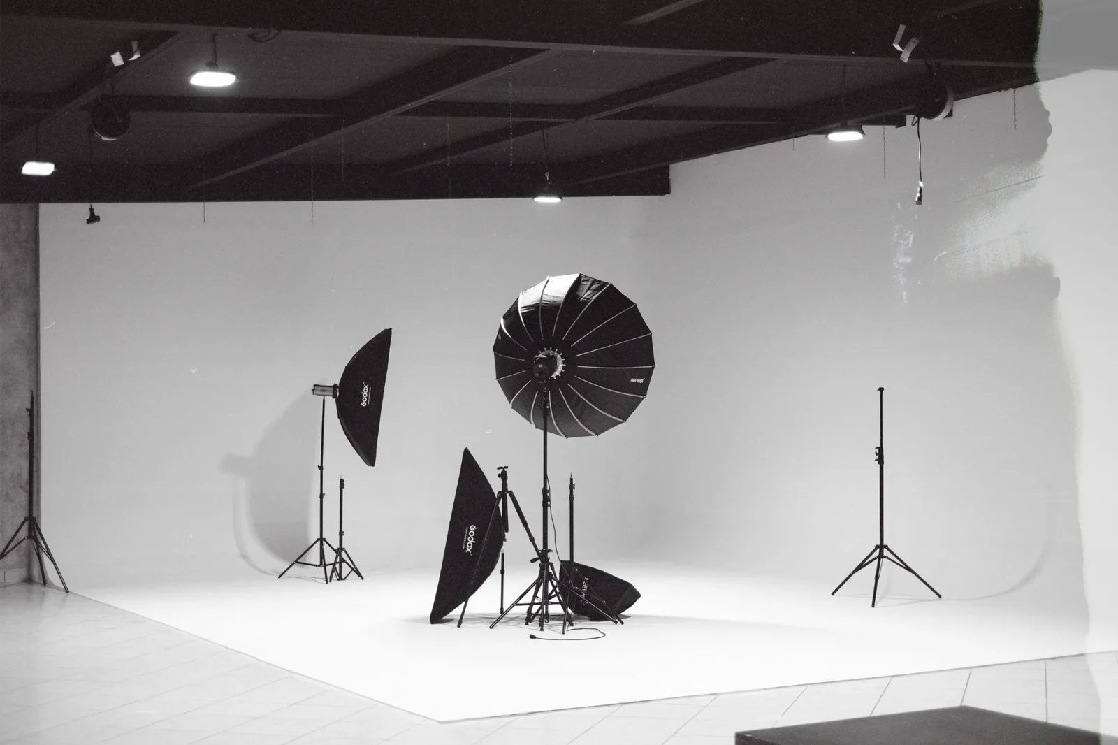 Estudio de foto y video con ciclorama blanco e iluminación profesional